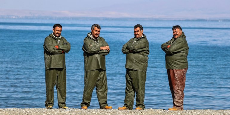 Balıkçı 4 kardeş, 30 yıldır aynı teknede ekmek mücadelesi veriyor