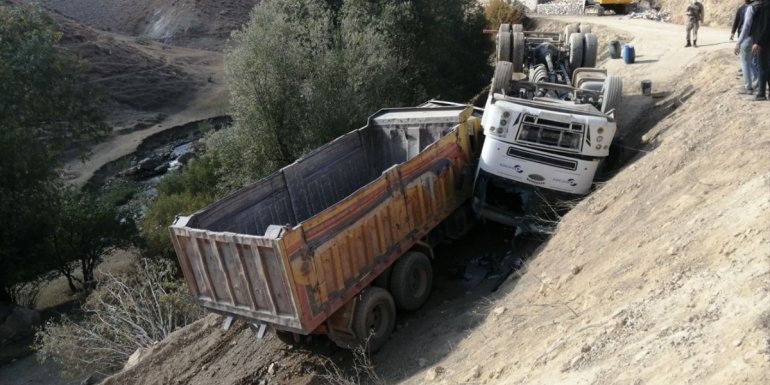 Başkale'de devrilen iş makinesinin sürücüsü yaralandı