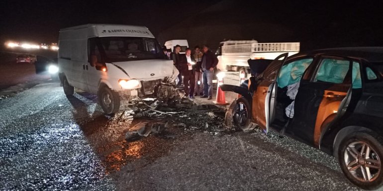 Başkale'de otomobil ile minibüsün çarpıştığı kazada 4 kişi yaralandı