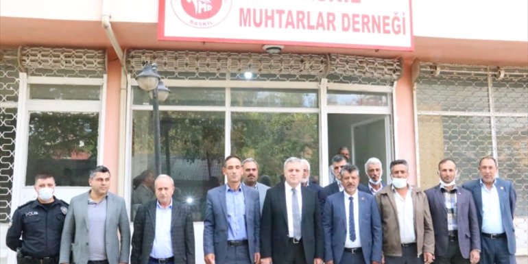 Baskil'de köy ve mahalle muhtarları dernekte bir araya geldi