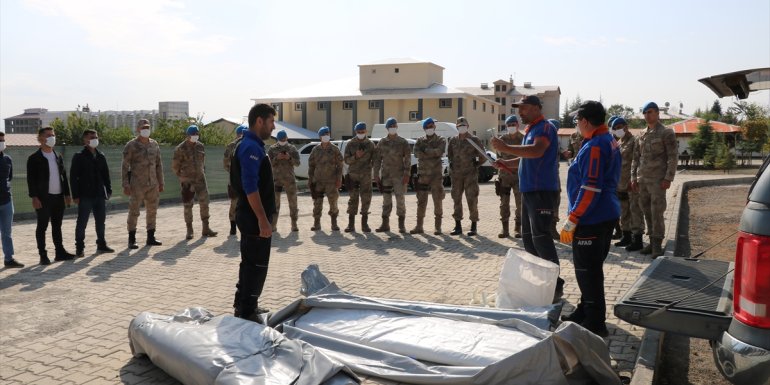 Bingöl'de jandarmaya çadır kurma eğitimi verildi