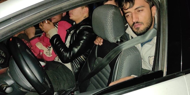 Bitlis'te 2 otomobilde 29 düzensiz göçmen yakalandı