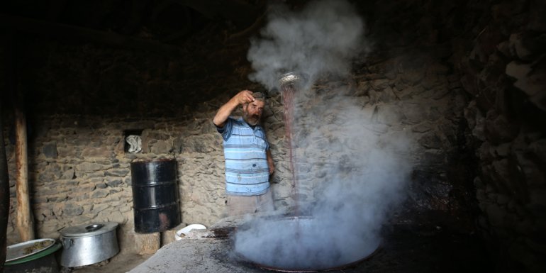 BİTLİS - Dağların dik yamaçlarında yetiştirilen organik üzümlerin pekmez yolculuğu1