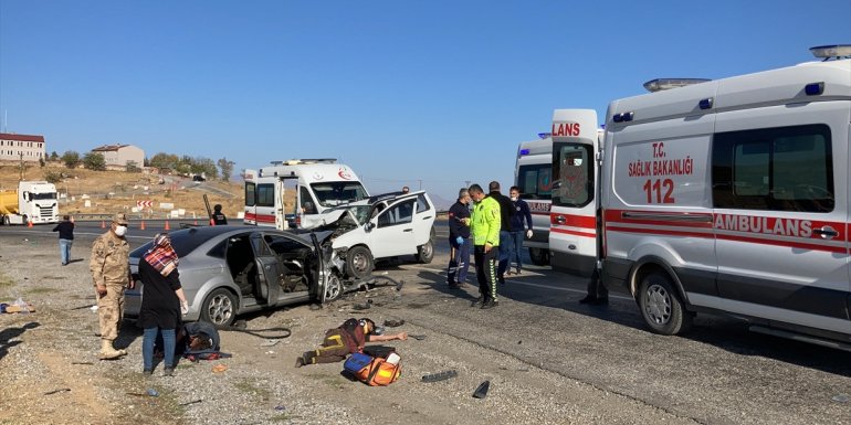 Bitlis'te 2 otomobilin çarpıştığı kazada 1 kişi öldü, 13 kişi yaralandı