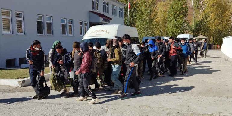 Bitlis'te minibüste 48 düzensiz göçmen yakalandı