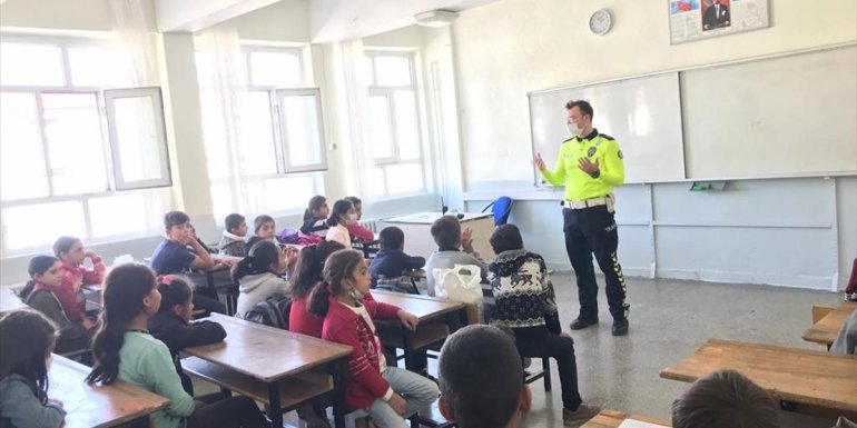 Bitlis'te öğrencilere trafik eğitimi verildi