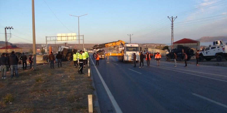 Bitlis'te tır ile kamyonetin çarpışması sonucu 1 kişi öldü, 5 kişi yaralandı