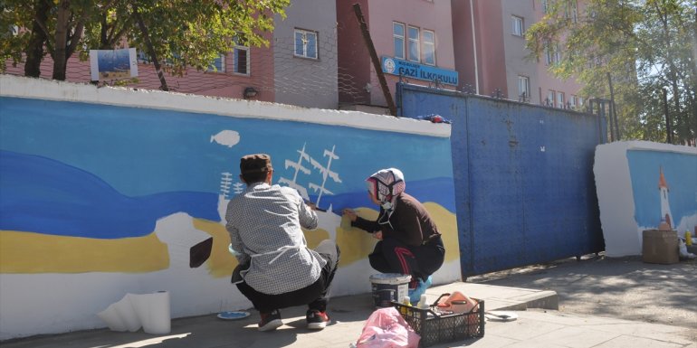 Bulanık'ta okulun bahçe duvarını öğretmenler boyadı