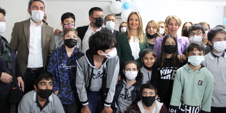 CHP Genel Başkan Yardımcısı Ağbaba, annesi adına bilgisayar laboratuvarı yaptırdı