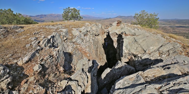 Elazığ'daki dev yarıklar binlerce yıl önceki depremin izlerini taşıyor