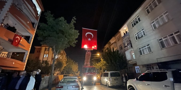 Fırat Kalkanı Harekat Bölgesi'nde şehit olan polis Şahin'in baba evi Türk bayraklarıyla donatıldı