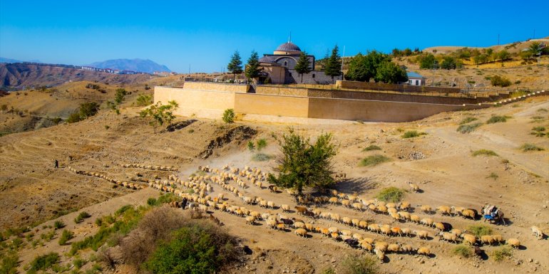 Havanın soğumasıyla yaylalardan ayrılan göçerlerin yolculuğu sürüyor