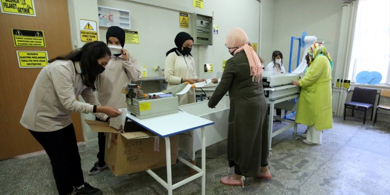ELAZIĞ - Öğrenciler ürettikleri 2 milyon maskeyle salgınla mücadeleye destek verdi1