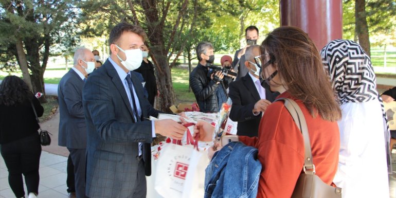 Elazığ'da üniversite öğrencileri müzik eşliğinde hediyelerle karşılandı