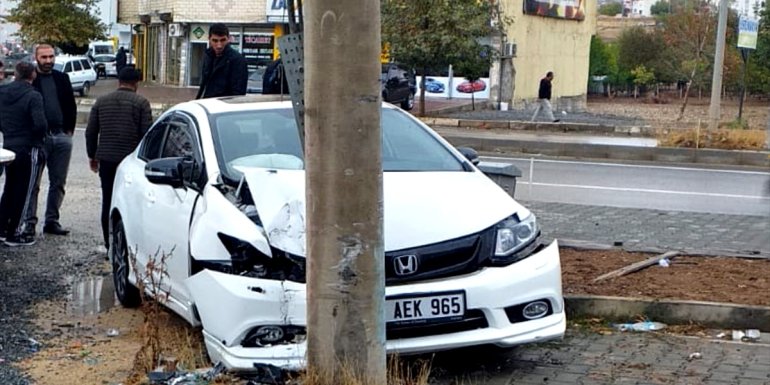 Elazığ'da direğe çarpan otomobilin sürücüsü yaralandı