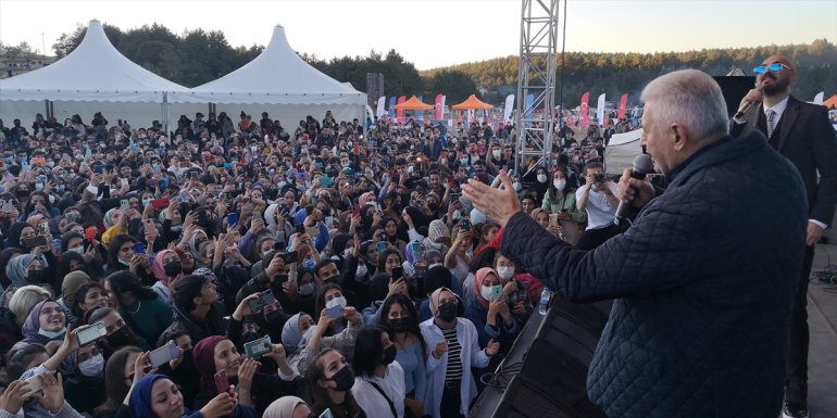 AK Parti'li Binali Yıldırım, şarkıcı Soner Sarıkabadayı ile düet yaptı