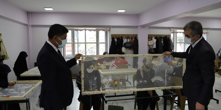 Erzincan Belediyesi Meslek Edindirme Kursları'nda üretilen ürünler satışa sunuldu