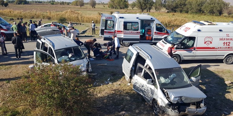 Erzincan'da çarpışan iki hafif ticari araçtaki 8 kişi yaralandı