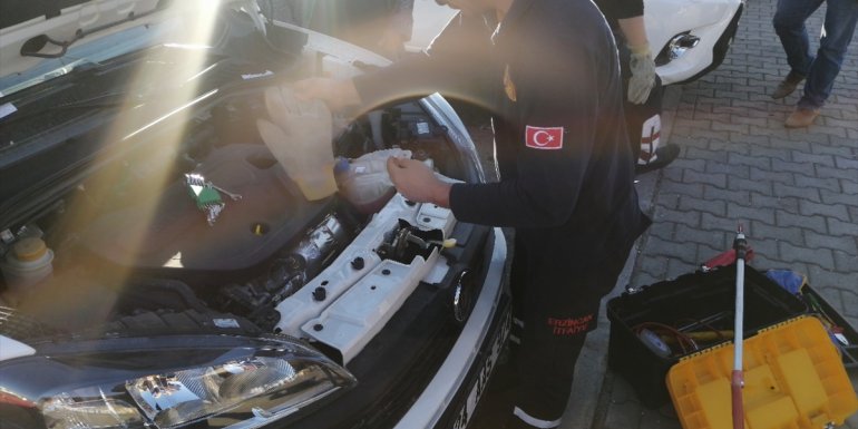 Erzincan'da kamyonetin motoruna sıkışan kediyi itfaiye kurtardı