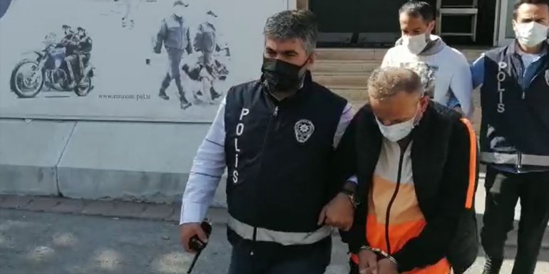 Erzincan'da kendilerini polis olarak tanıtıp dolandırıcılık yapan iki zanlı polisten kaçamadı