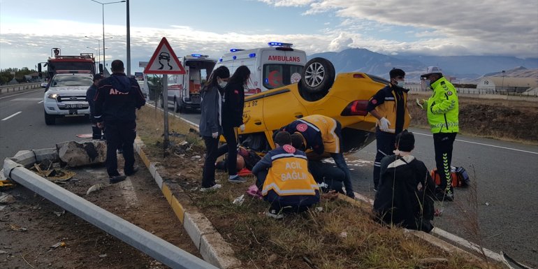 Erzincan'da devrilen taksideki 4 kişi yaralandı