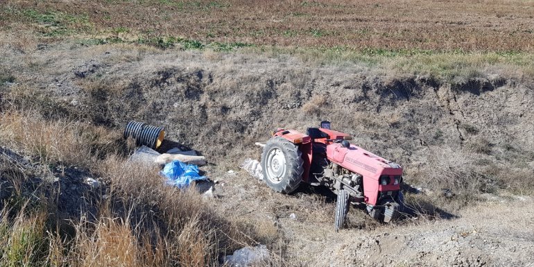 Erzincan'da devrilen traktörün sürücüsü yaşamını yitirdi