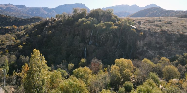 Doğal güzelliğiyle tescilli Girlevik Şelalesi sonbaharda ziyaretçilerini ağırlıyor