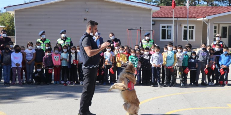 Mehmetçikten köydeki öğrencilere dönme dolap sürprizi