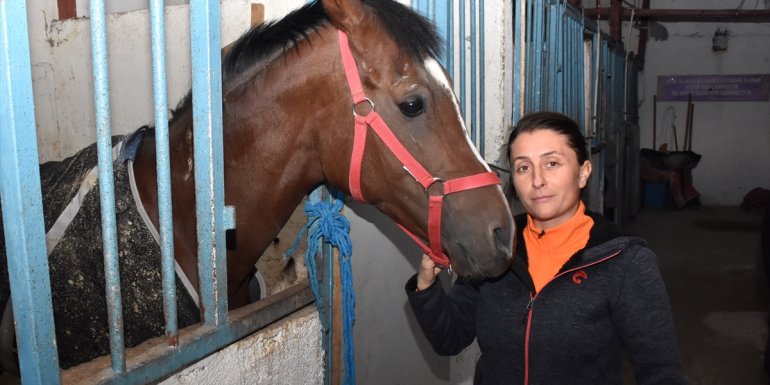 Ata binip ok atan Ayşe öğretmen geleneksel Türk sporlarını yaşatıyor