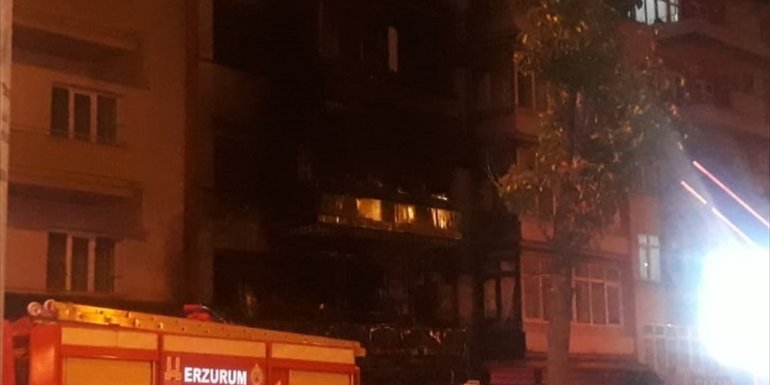 Erzurum'da apartmanın girişindeki lokantada çıkan yangın hasara neden oldu