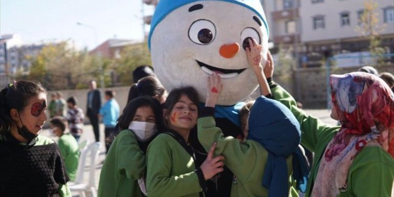 Erzurum'da gençlik merkezi gönüllülerinden öğrencilere kırtasiye yardımı