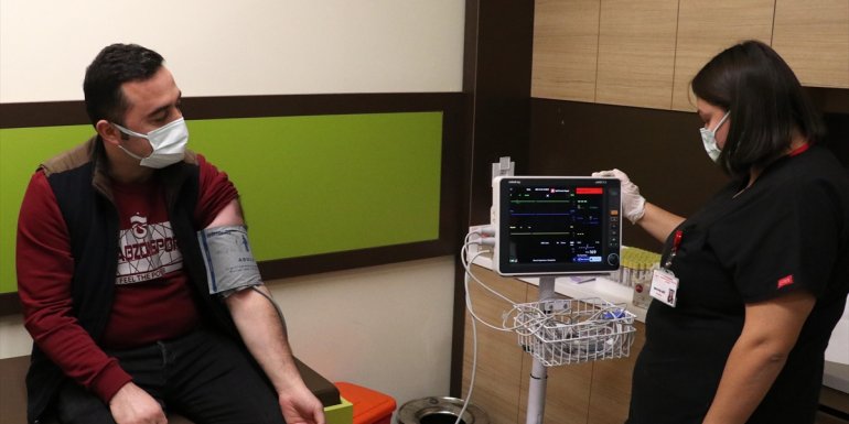 Erzurum'da TURKOVAC Faz-3 çalışması kapsamında gönüllüler aşılanıyor