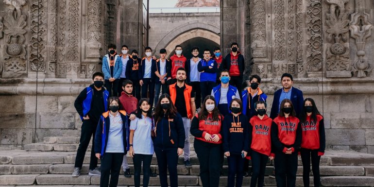 Erzurumlu öğrenciler kentteki tarihi mekanları gezdi