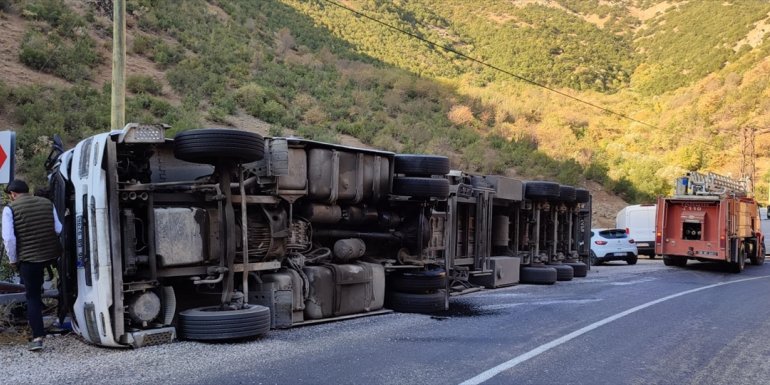 Hakkari'de devrilen tırda sıkışan sürücü öldü