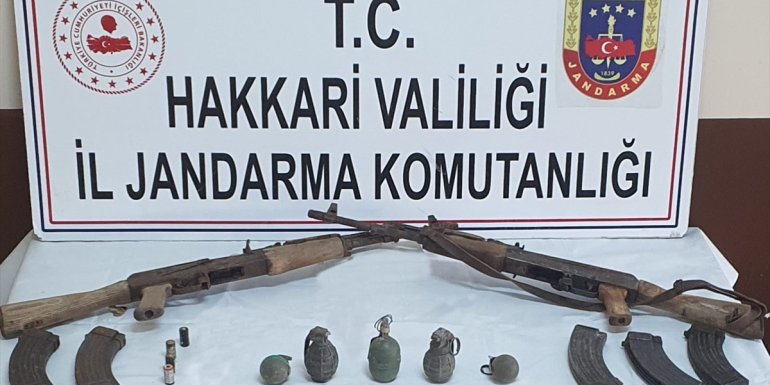 Hakkari'de mağaraya gizlenmiş silah ve el bombaları ele geçirildi