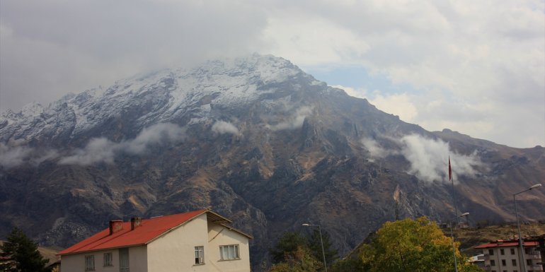 Hakkari'de yüksek kesimlere kar yağdı