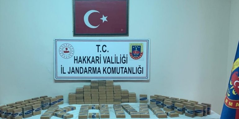 Hakkari kırsalında araziye gömülü 70 kilogram eroin ele geçirildi