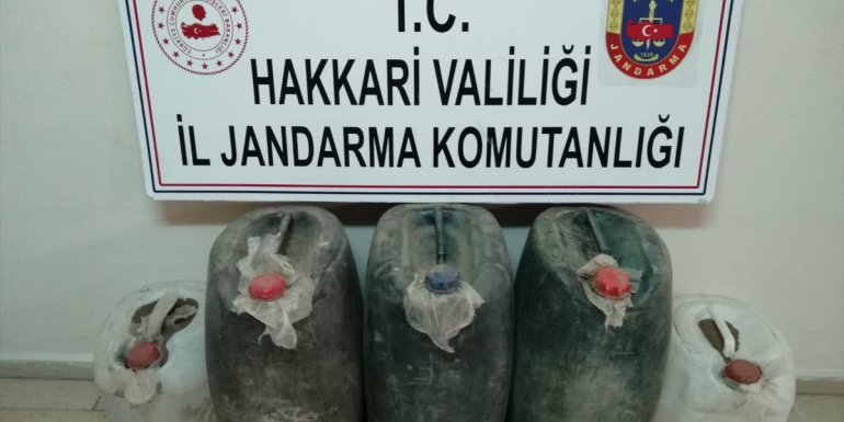 Hakkari kırsalında toprağa asit anhidrit gizlediği belirlenen 5 şüpheli yakalandı