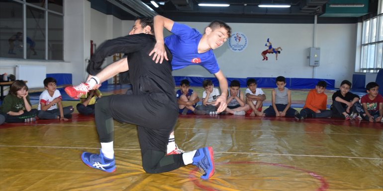 Hakkari'de Polis Gücü Spor Kulübünün yetiştirdiği gençler başarıdan başarıya koşuyor
