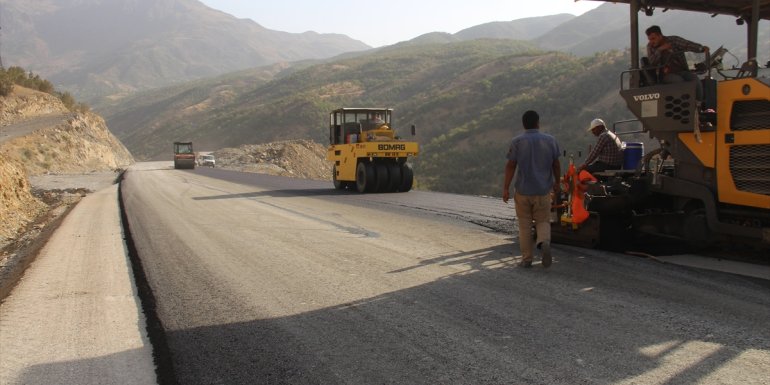 Şemdinli-Derecik kara yolunda sıcak asfalt çalışması sürüyor