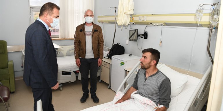 Hakkari Valisi Akbıyık, PKK operasyonunda yaralanan askeri ziyaret etti