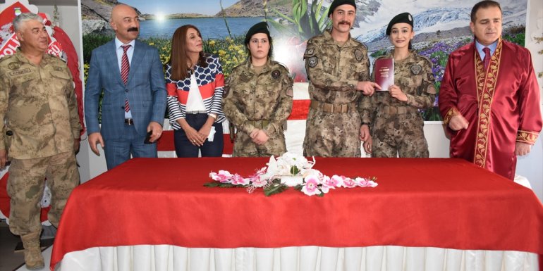 Hakkari Valisi İdris Akbıyık, özel harekatçı çiftin nikahını kıydı