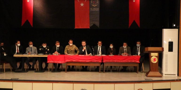 Hizan Kaymakamı Yelek muhtarlarla bir araya geldi