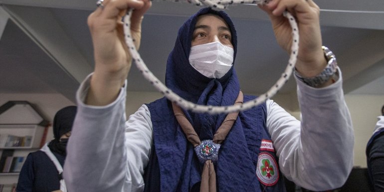 İzci lideri, Kur'an kursunda "yavru kurtlar" yetiştiriyor