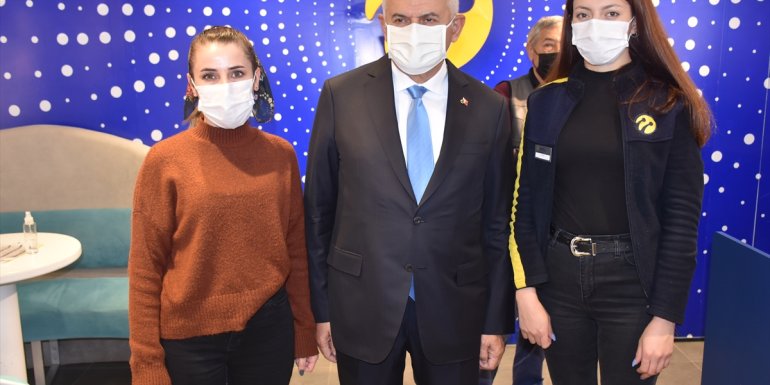 KARS - AK Parti Genel Başkanvekili Yıldırım, konservatuar öğrencileriyle türkü söyledi1
