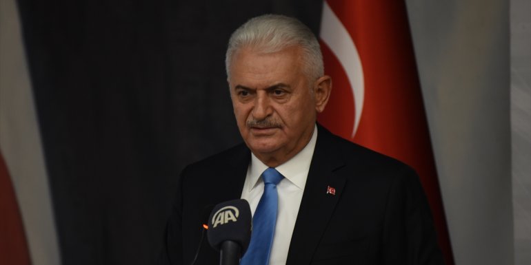 KARS - Binali Yıldırım: Akıl teri sahibi genç kuşaklar bizde, onun için gelecek bizim1