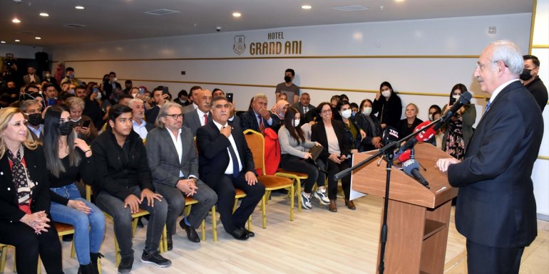 CHP Genel Başkanı Kılıçdaroğlu, Kars'ta partisine katılanlara rozet taktı: