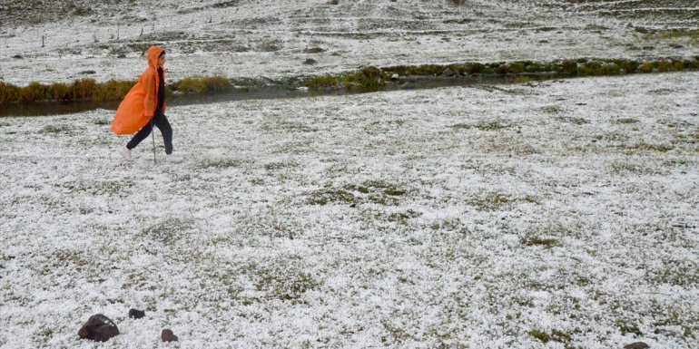Kars'ta etkili olan dolu çevreyi beyaza bürüdü