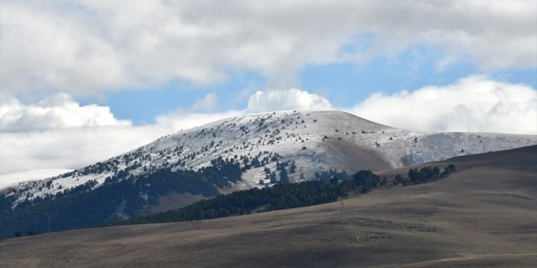 Kars'ta etkili olan kar yüksek kesimleri beyaza bürüdü