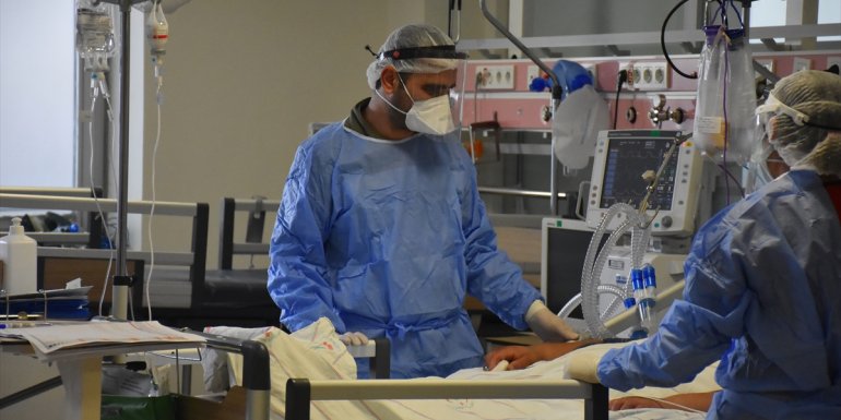 Kovid-19 servisindeki sağlık çalışanları hastaların aşı pişmanlığına şahitlik ediyor